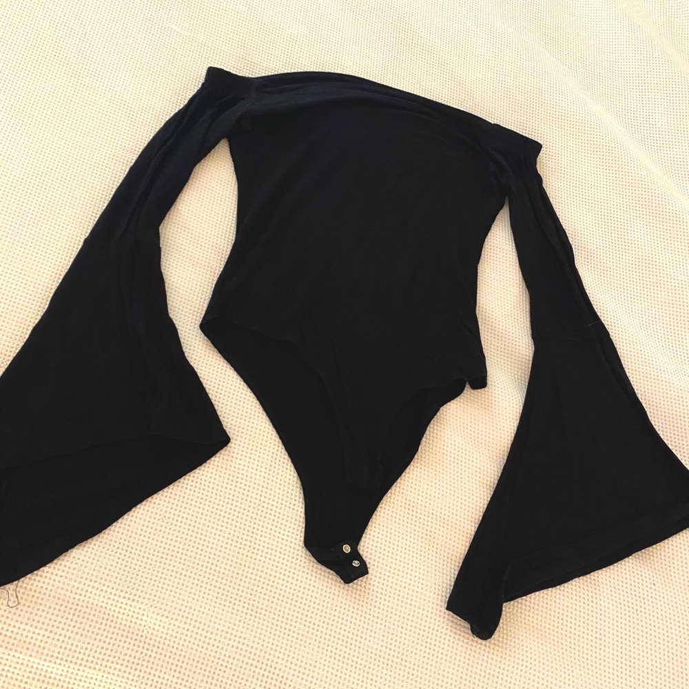 Off the shoulder - bell sleeved body suit 🖤